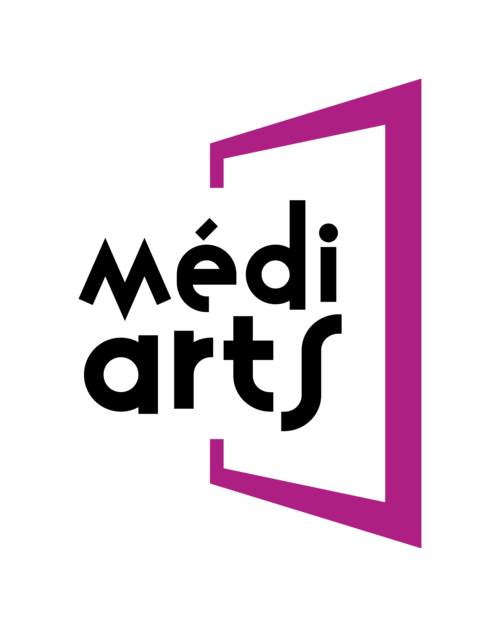 Logo du programme Médiarts, avec le mot « Médiarts » en noir stylisé à gauche et une forme géométrique magenta évoquant un cadre ou une porte ouverte à droite.