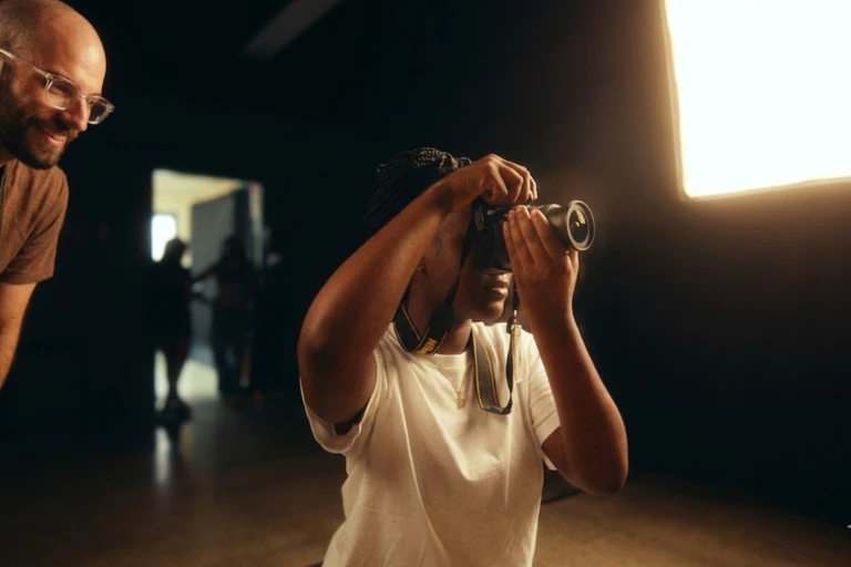 Élève pratiquant la photographie, appareil photo à la main