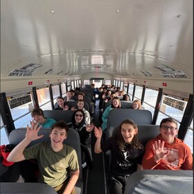 Départ en autobus pour les élèves de 8e année de la classe FODécouvrir du CCFO en direction du Camp Larouge